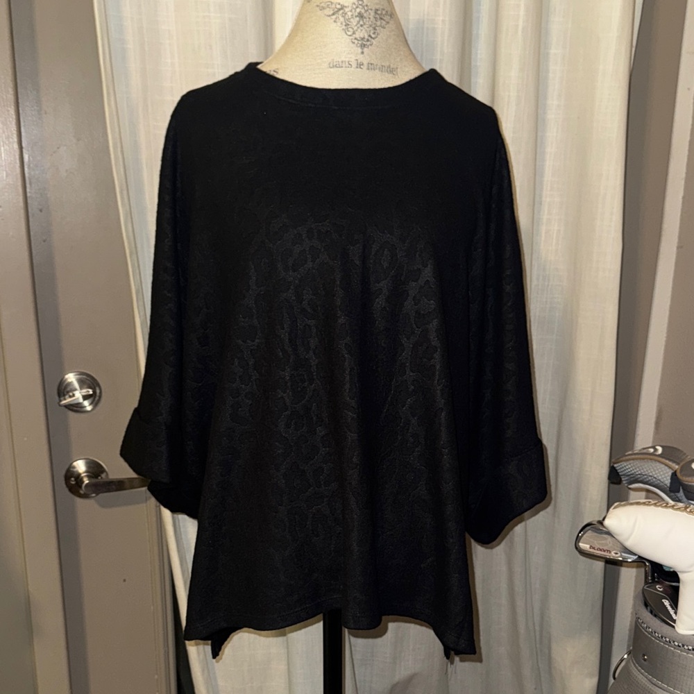 Adrienne Leopard Animal Print Texture Elegant Black Women's Flowy Top Small - Picture 1 of 7